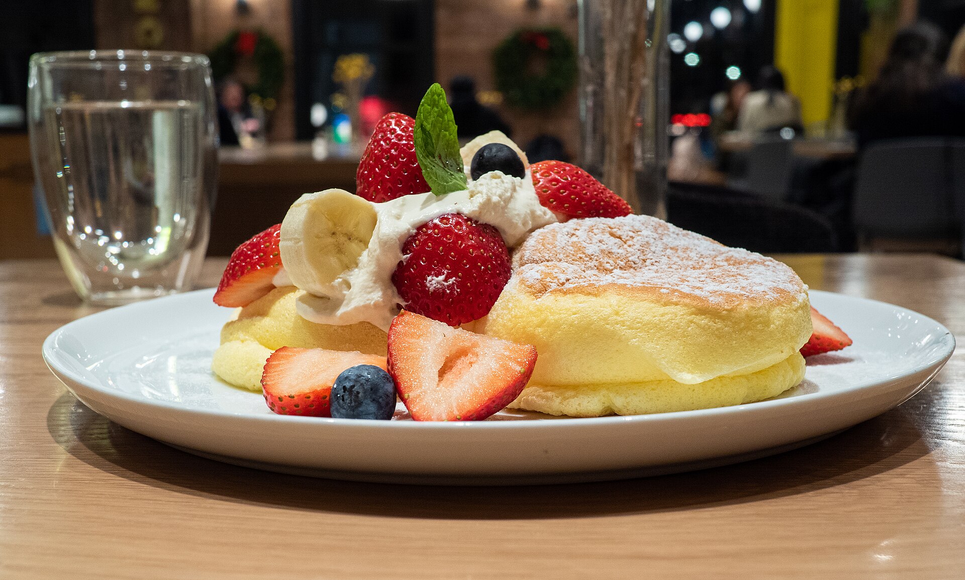 いちごとクリームを添えた、ふるふるのスフレパンケーキ。